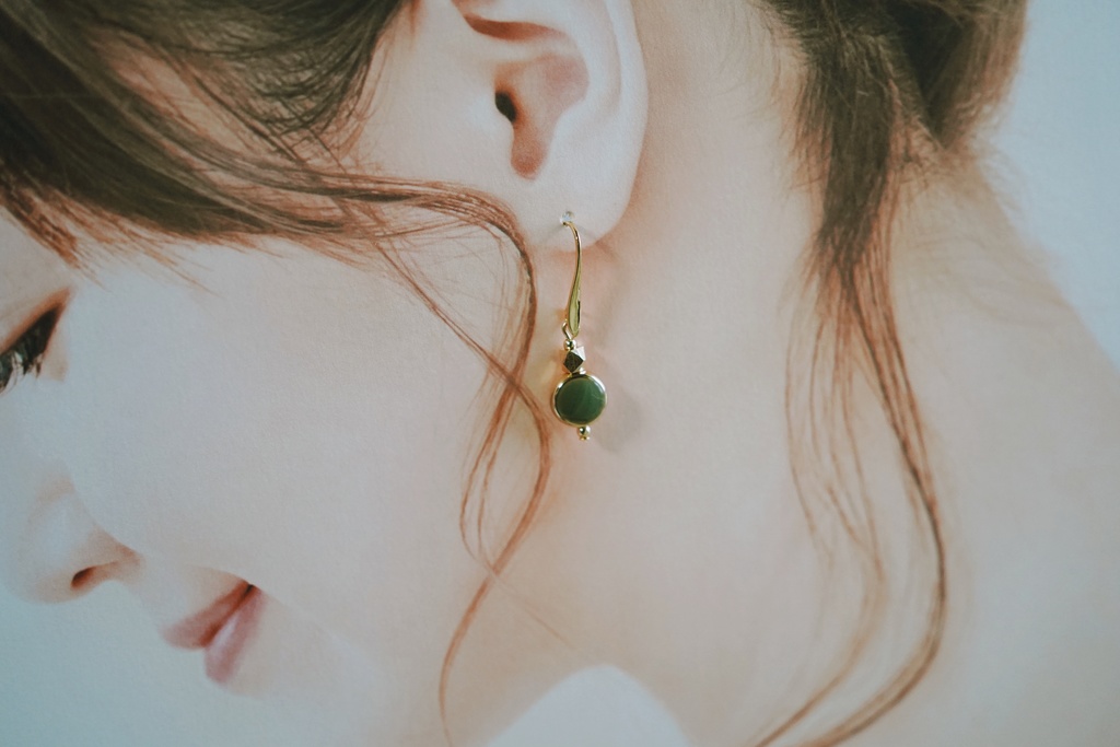 くすみラウンドとメタルビーズの耳飾り