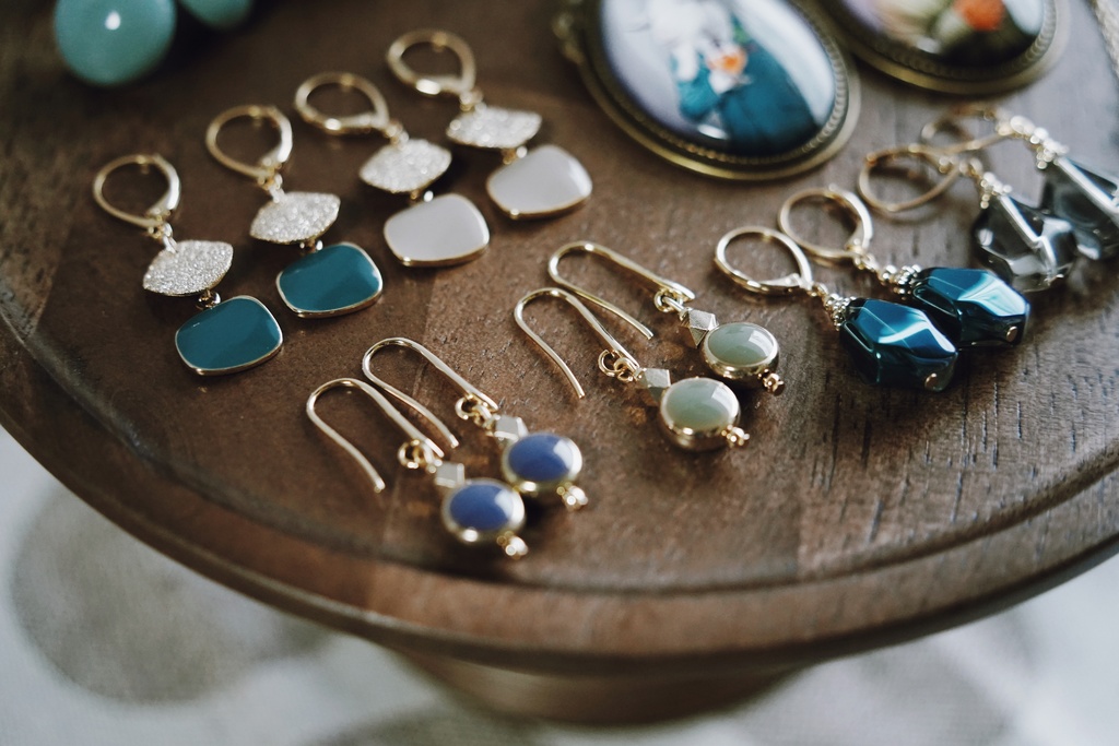 くすみラウンドとメタルビーズの耳飾り