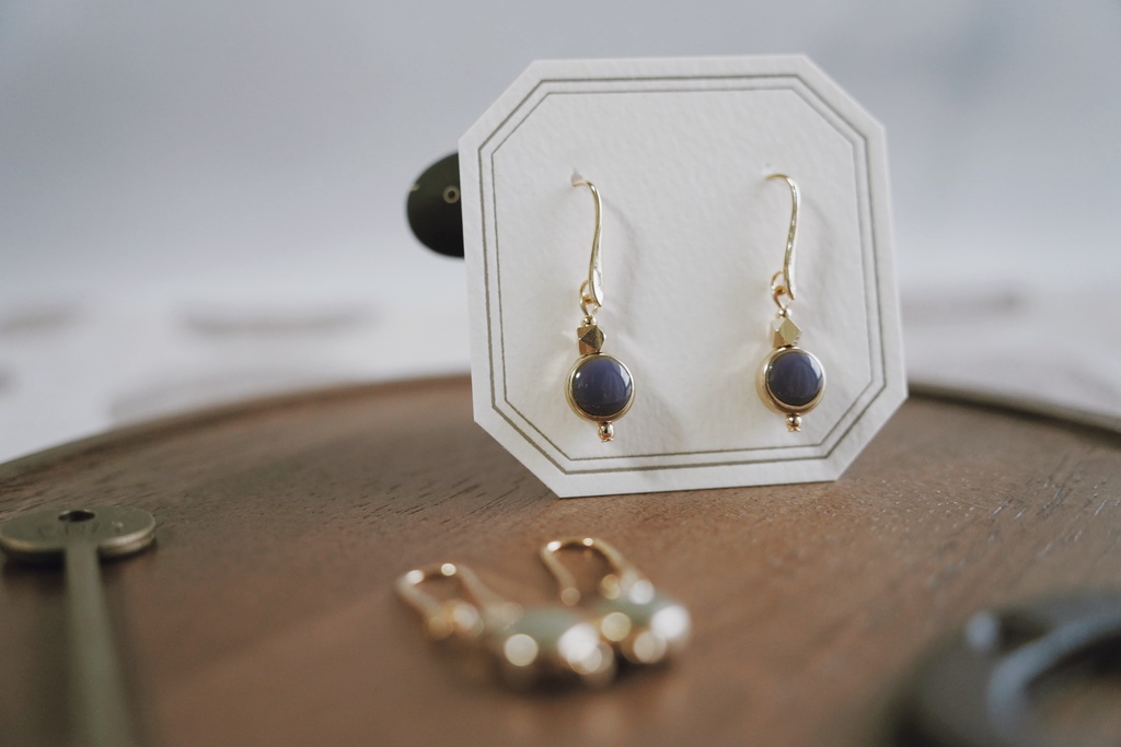 くすみラウンドとメタルビーズの耳飾り