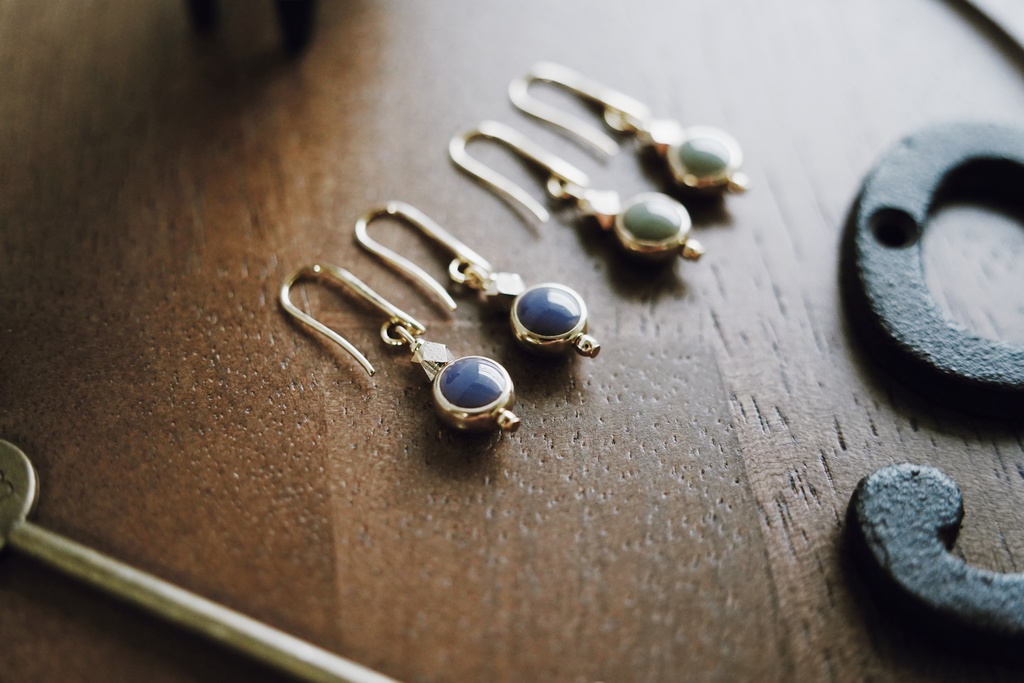 くすみラウンドとメタルビーズの耳飾り