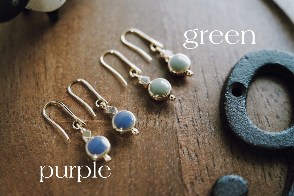 くすみラウンドとメタルビーズの耳飾り