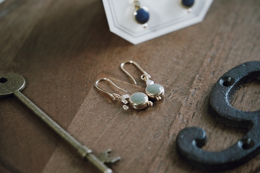 くすみラウンドとメタルビーズの耳飾り