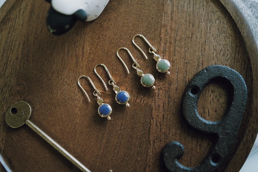 くすみラウンドとメタルビーズの耳飾り