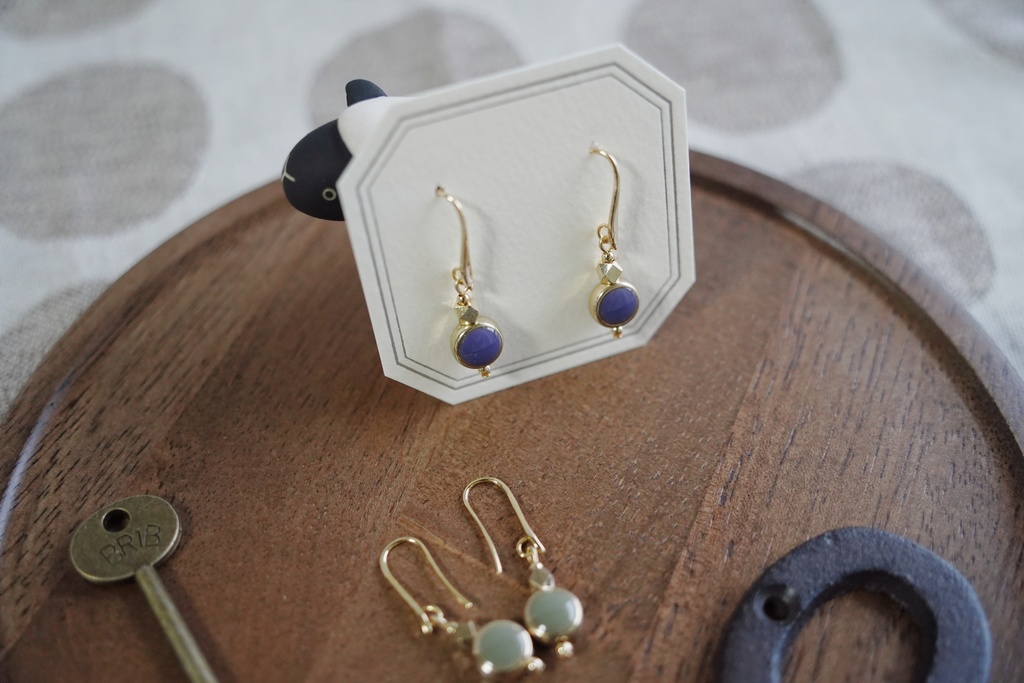 くすみラウンドとメタルビーズの耳飾り