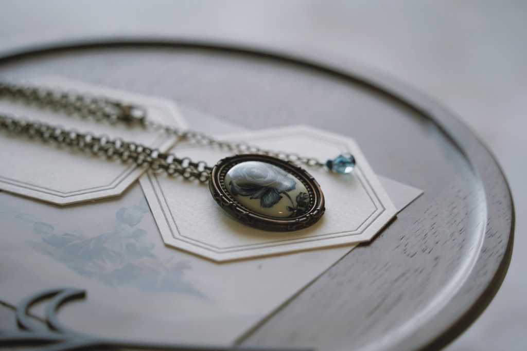 青薔薇の首飾り