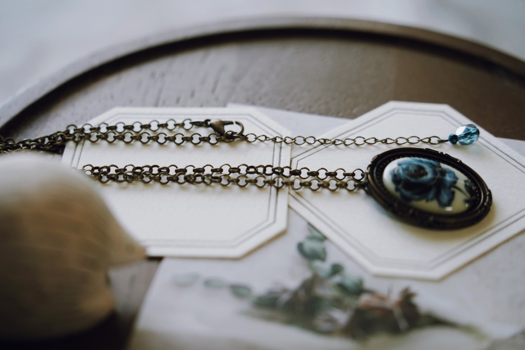 青薔薇の首飾り