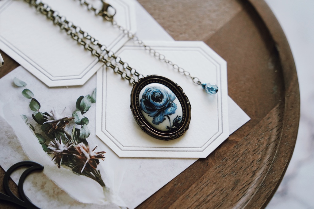 青薔薇の首飾り