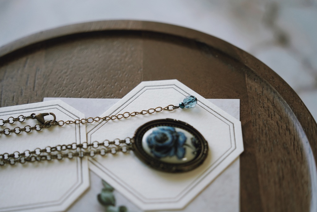 青薔薇の首飾り