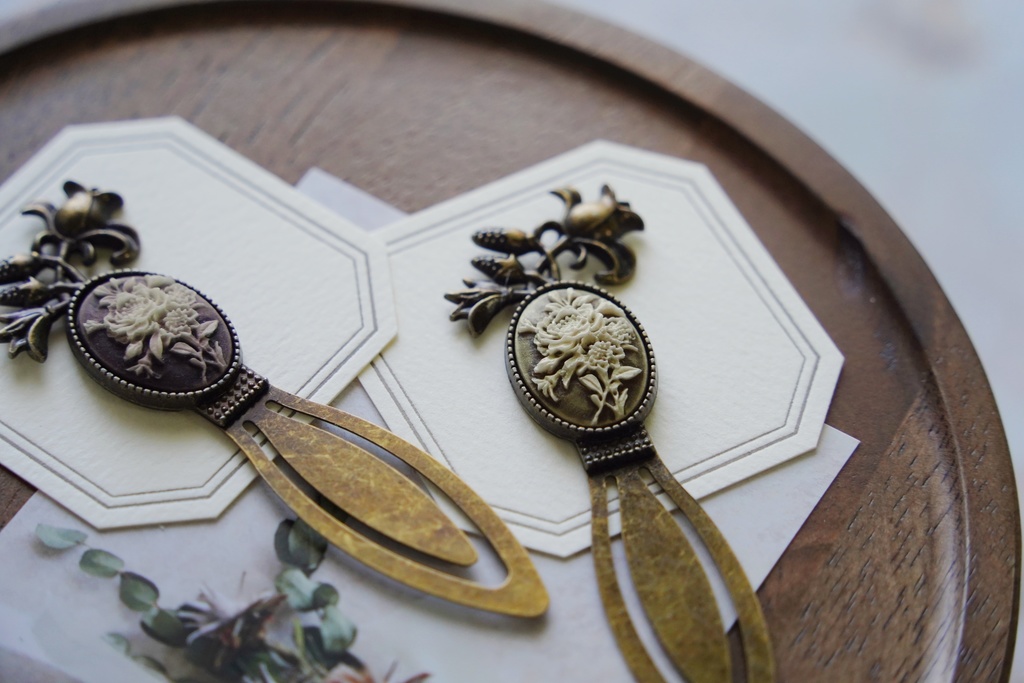 アンティークローズのブックマーカー