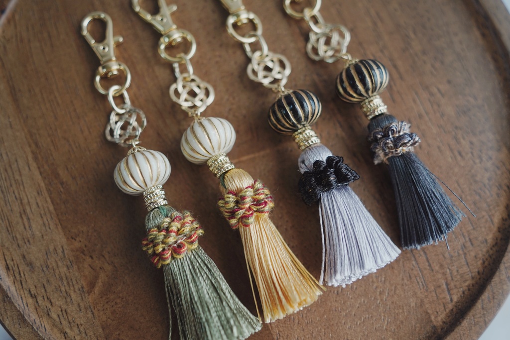 綾とフリンジのキーホルダー