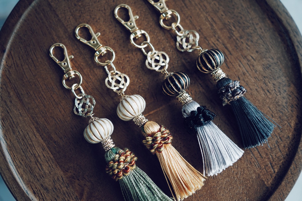 綾とフリンジのキーホルダー