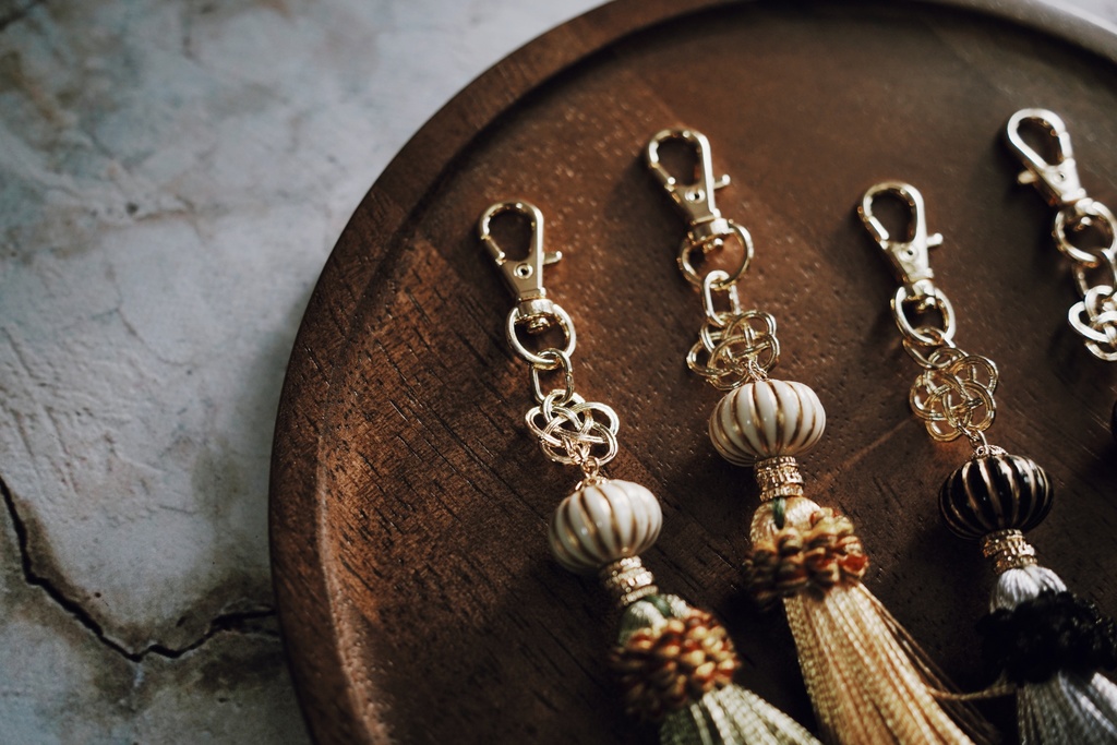 綾とフリンジのキーホルダー