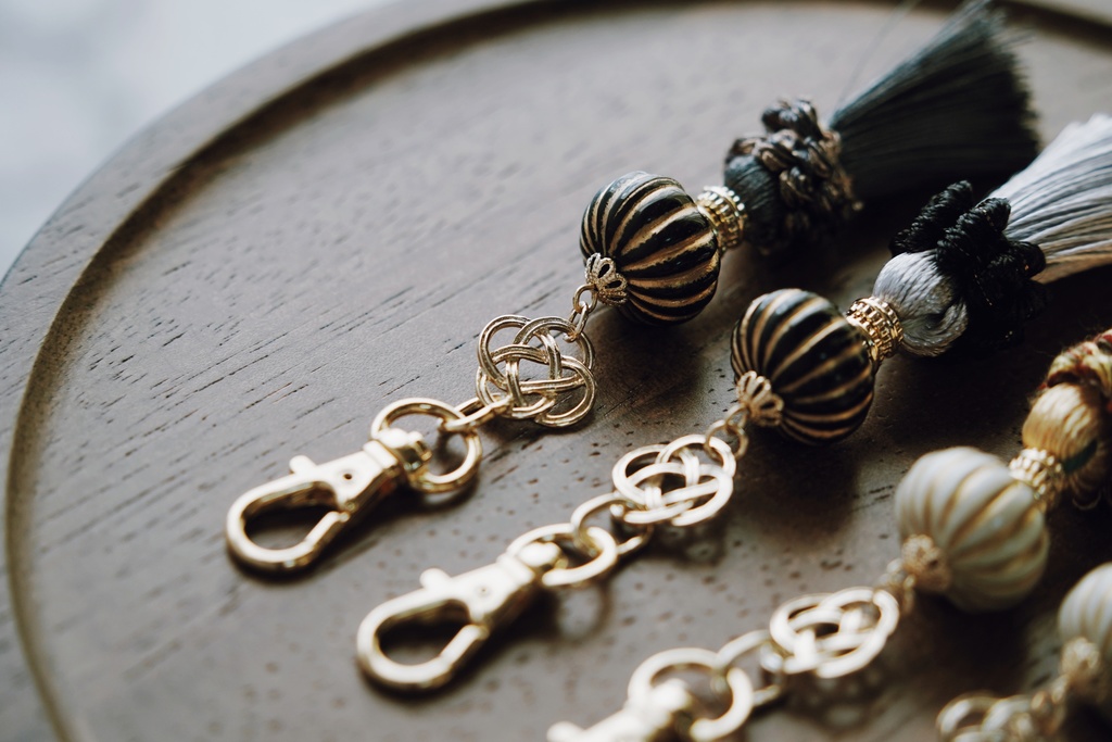 綾とフリンジのキーホルダー