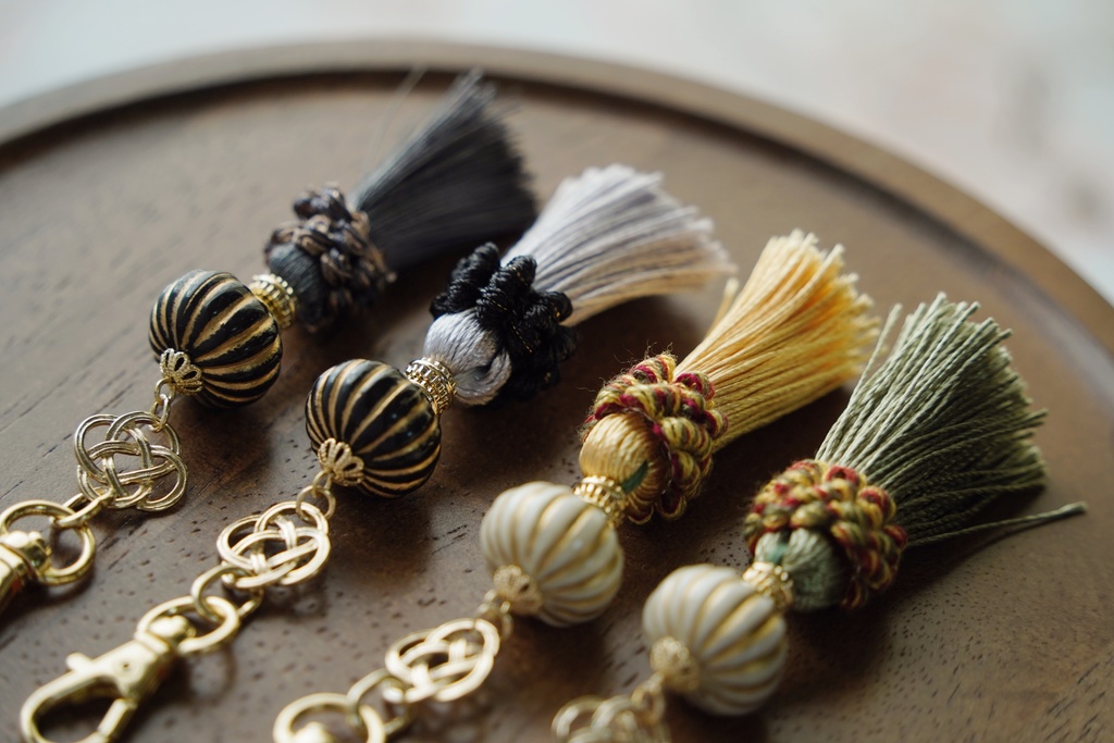 綾とフリンジのキーホルダー