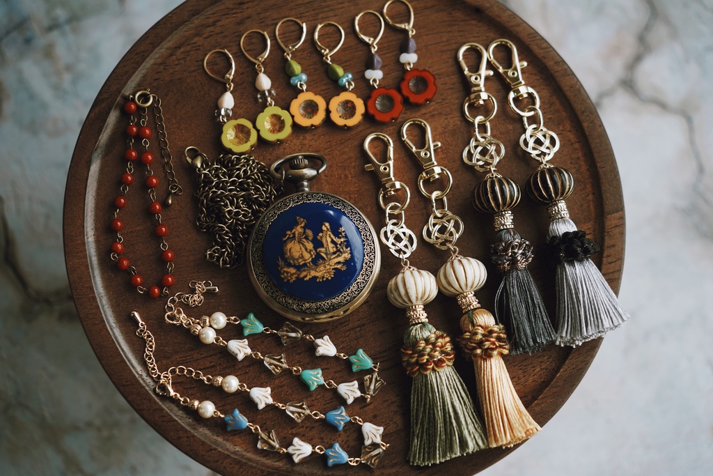 綾とフリンジのキーホルダー