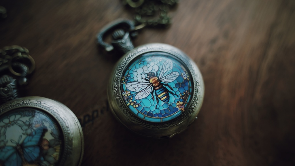 蜜蜂ト蝶々の懐中時計
