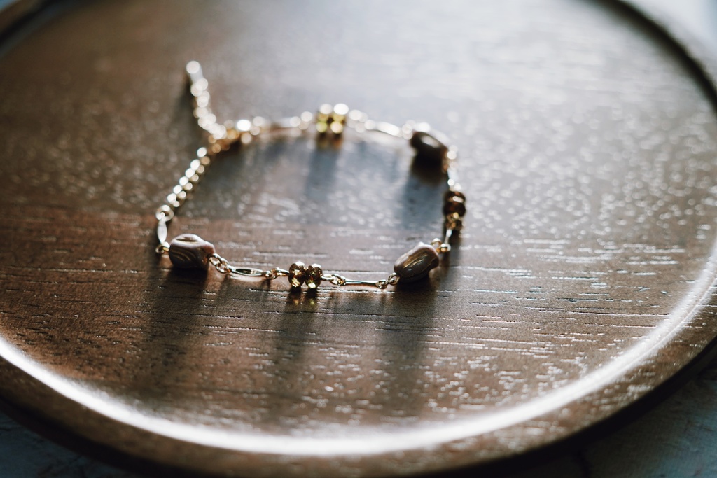 鳩羽色のブレスレット