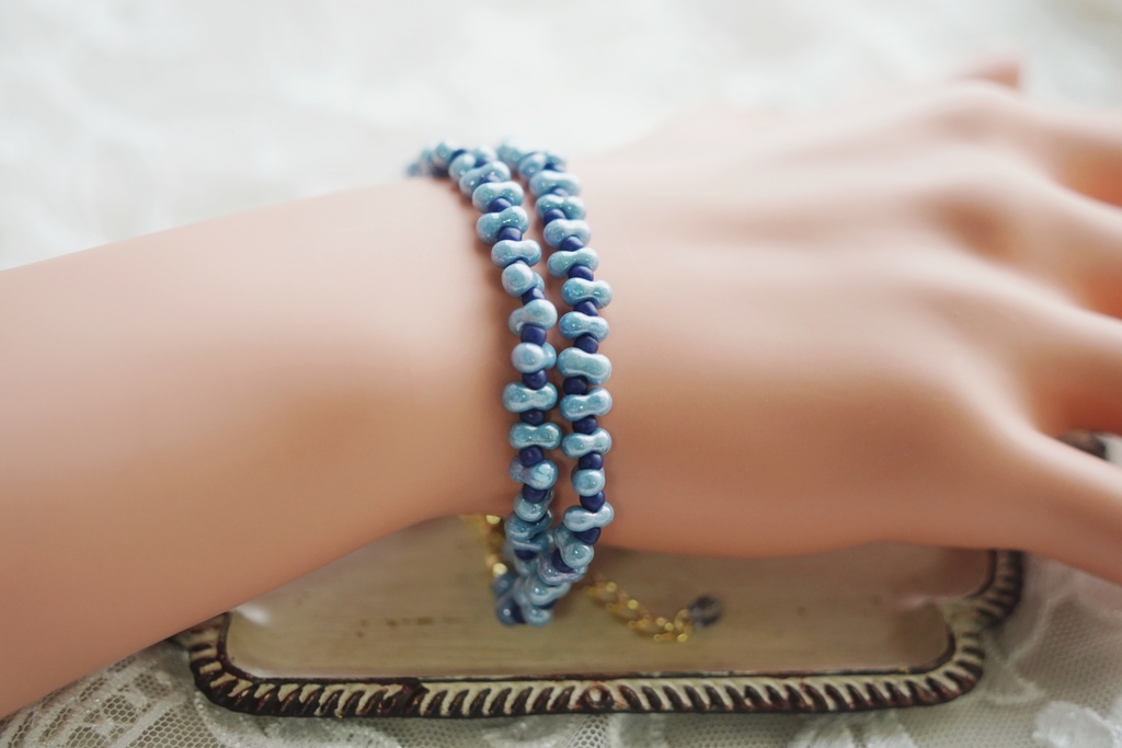 くすみカラーのロングブレスレット