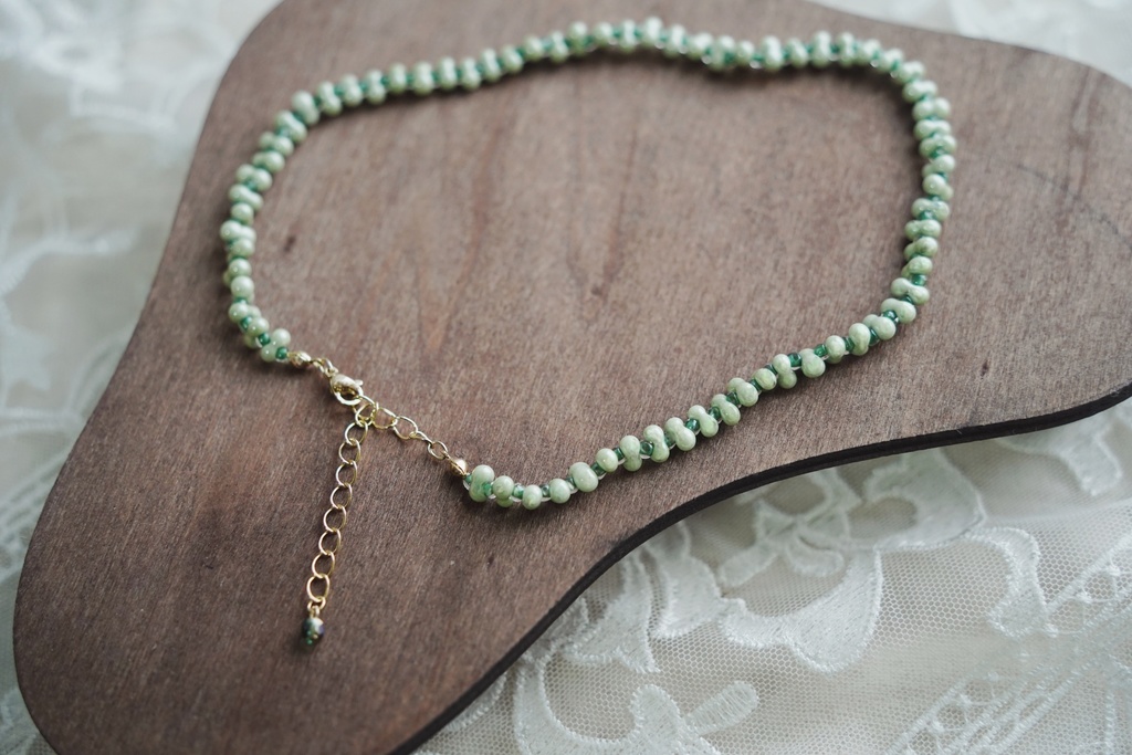 くすみカラーのロングブレスレット