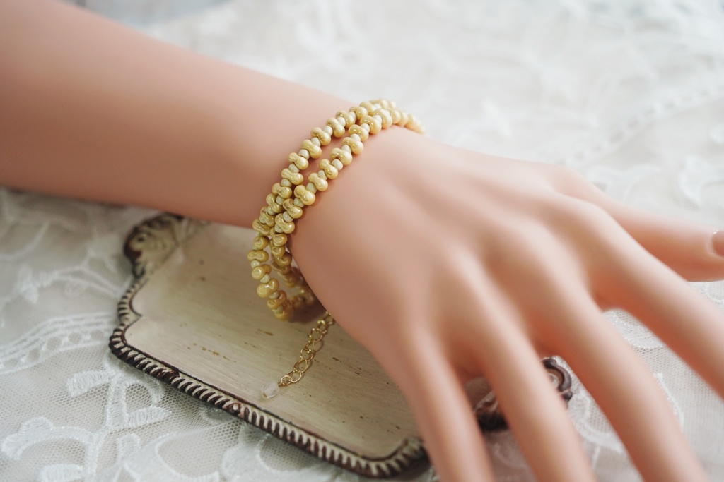 くすみカラーのロングブレスレット