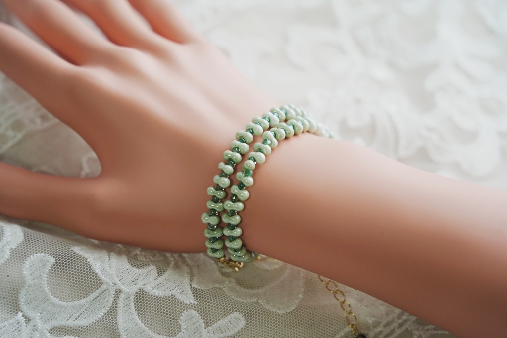 くすみカラーのロングブレスレット