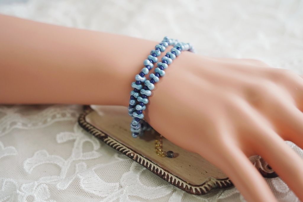 くすみカラーのロングブレスレット