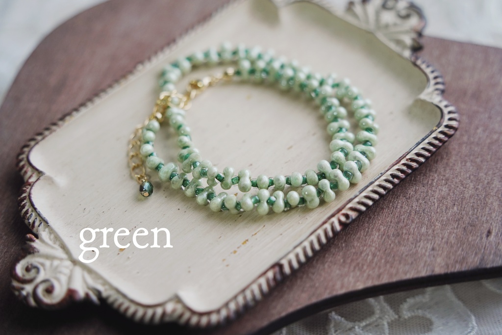 くすみカラーのロングブレスレット