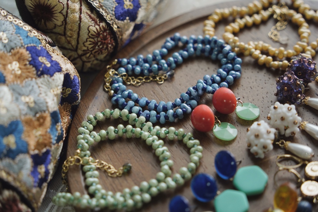 くすみカラーのロングブレスレット