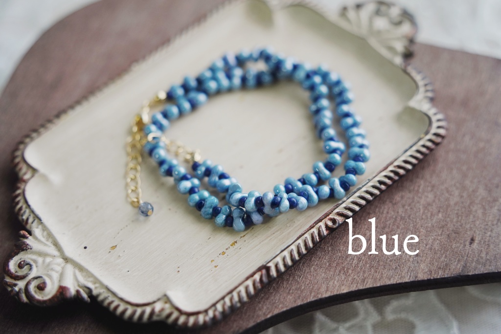 くすみカラーのロングブレスレット