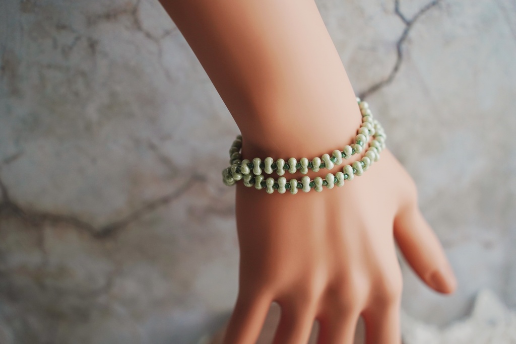 くすみカラーのロングブレスレット
