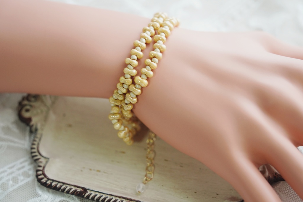 くすみカラーのロングブレスレット