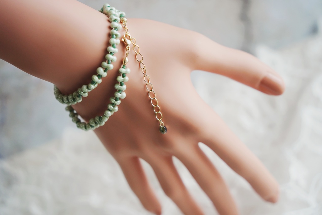 くすみカラーのロングブレスレット