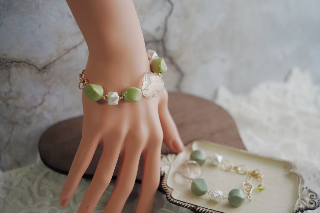 ニュアンスグリーンのブレスレット