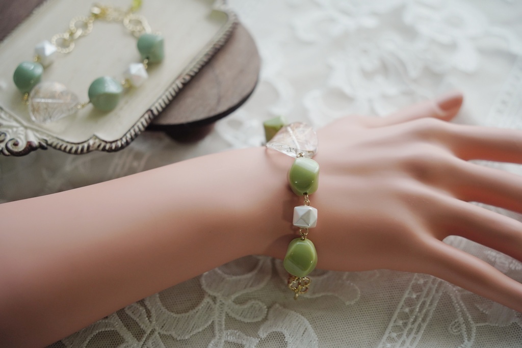 ニュアンスグリーンのブレスレット