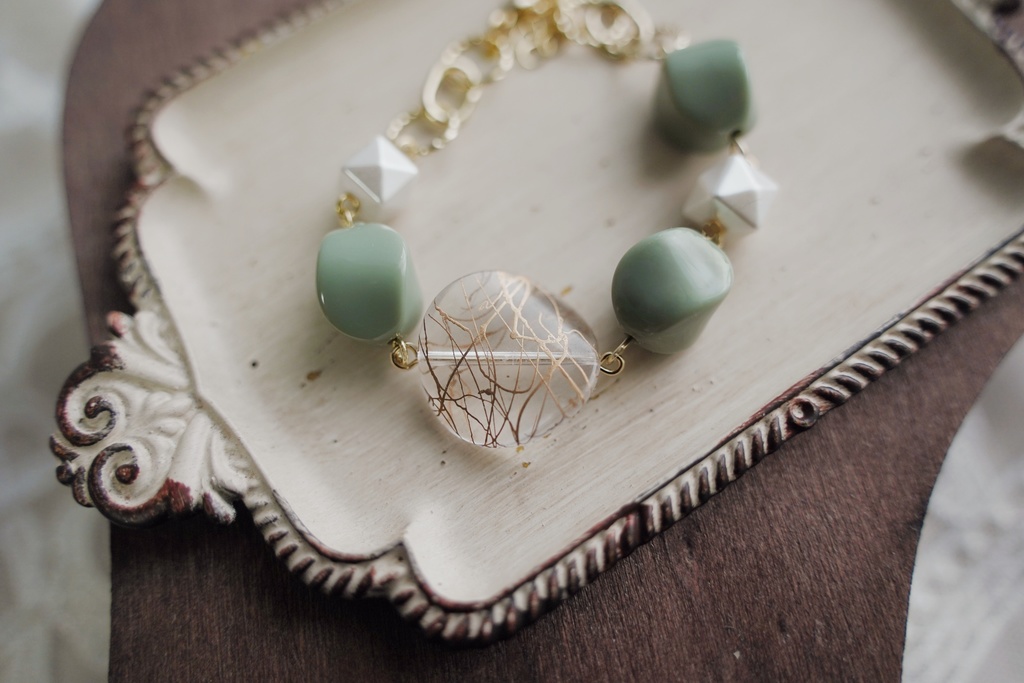 ニュアンスグリーンのブレスレット