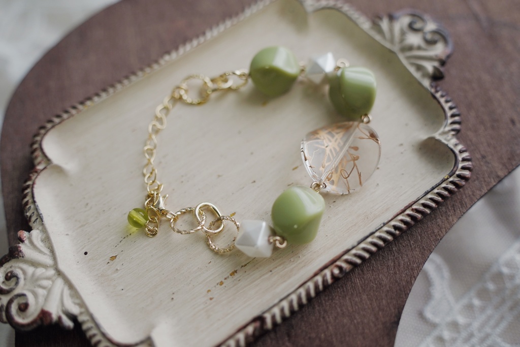 ニュアンスグリーンのブレスレット