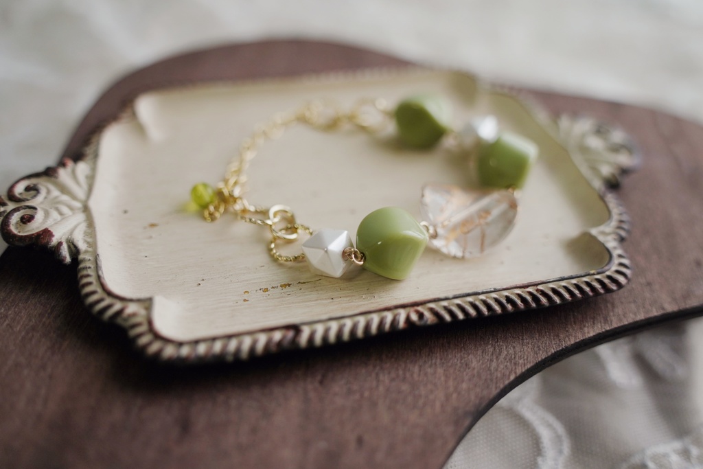 ニュアンスグリーンのブレスレット