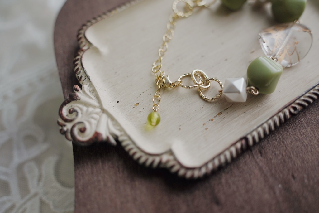 ニュアンスグリーンのブレスレット