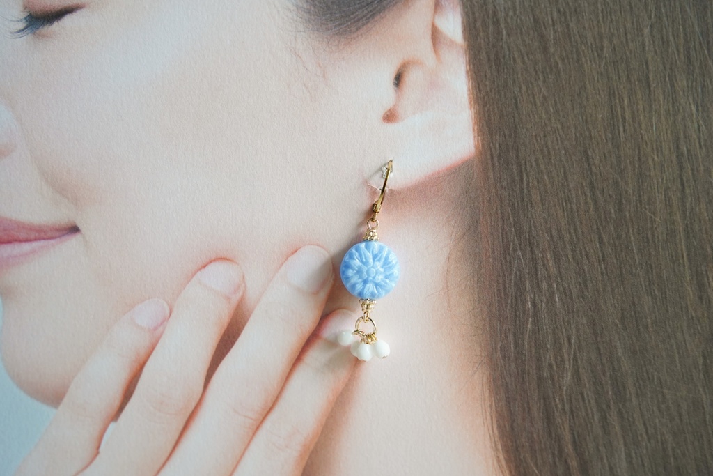 ダリアの花の耳飾り