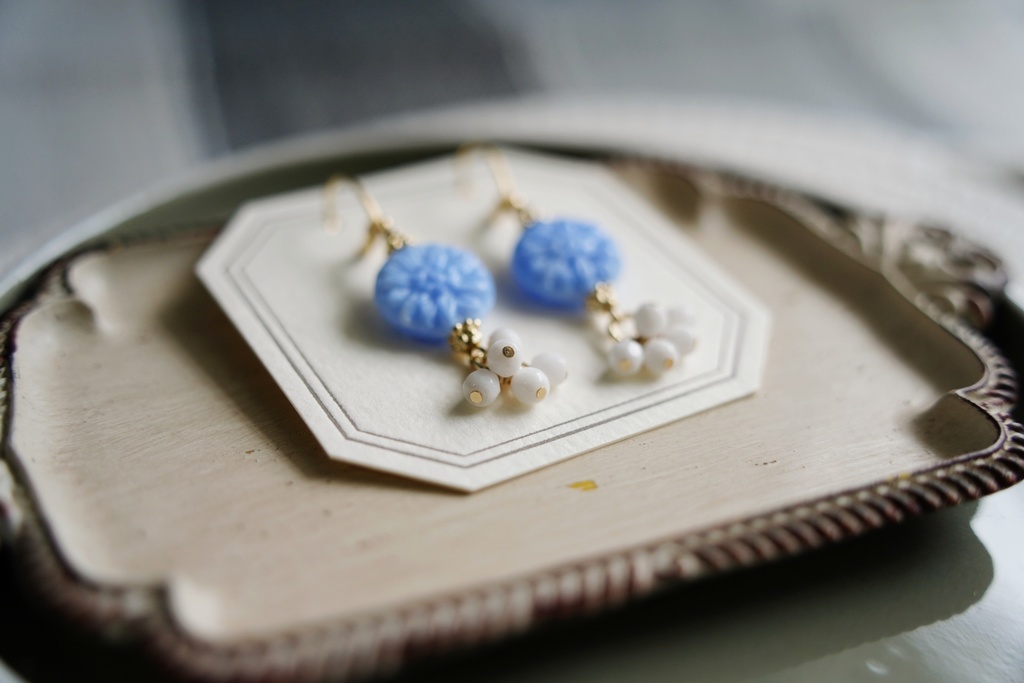 ダリアの花の耳飾り