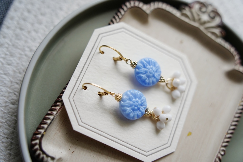 ダリアの花の耳飾り