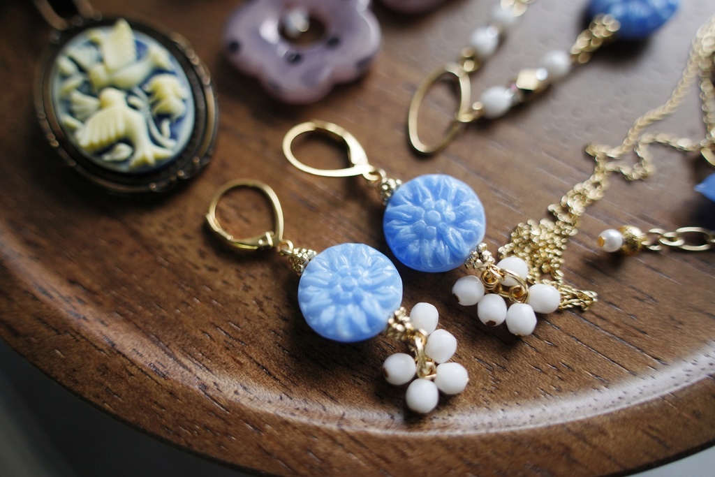 ダリアの花の耳飾り