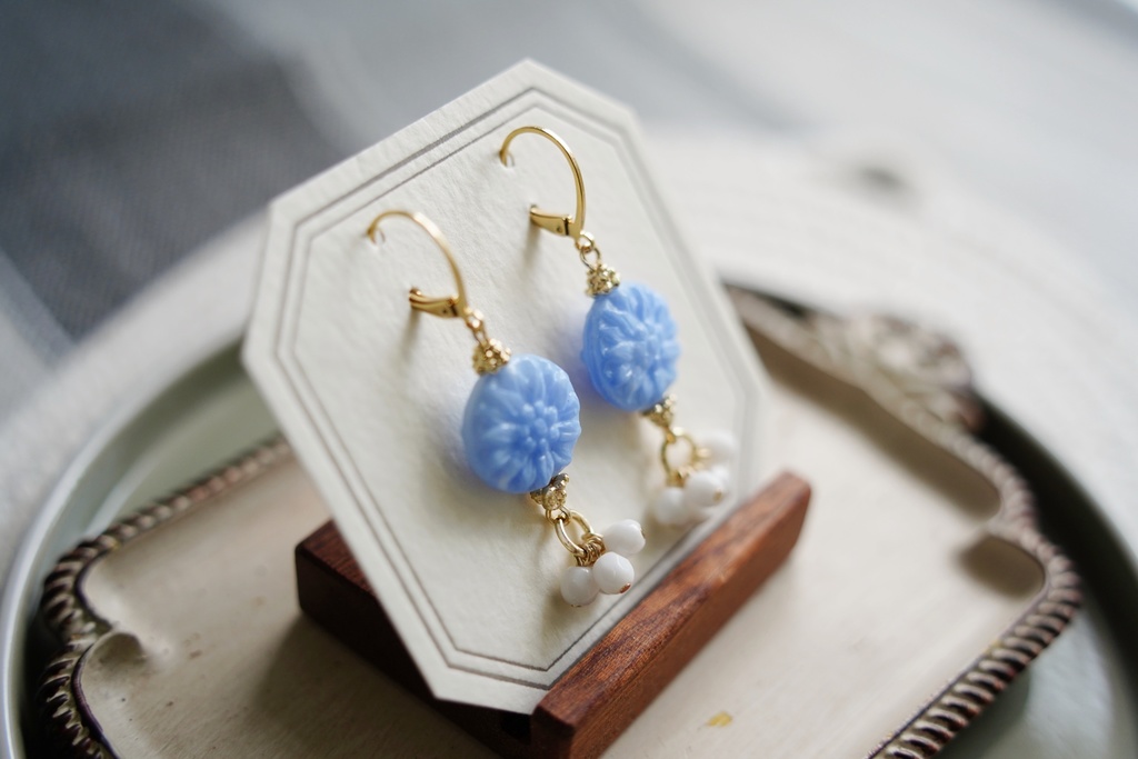 ダリアの花の耳飾り