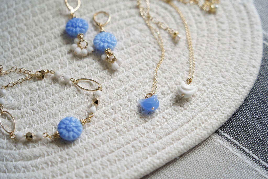 ダリアの花の耳飾り