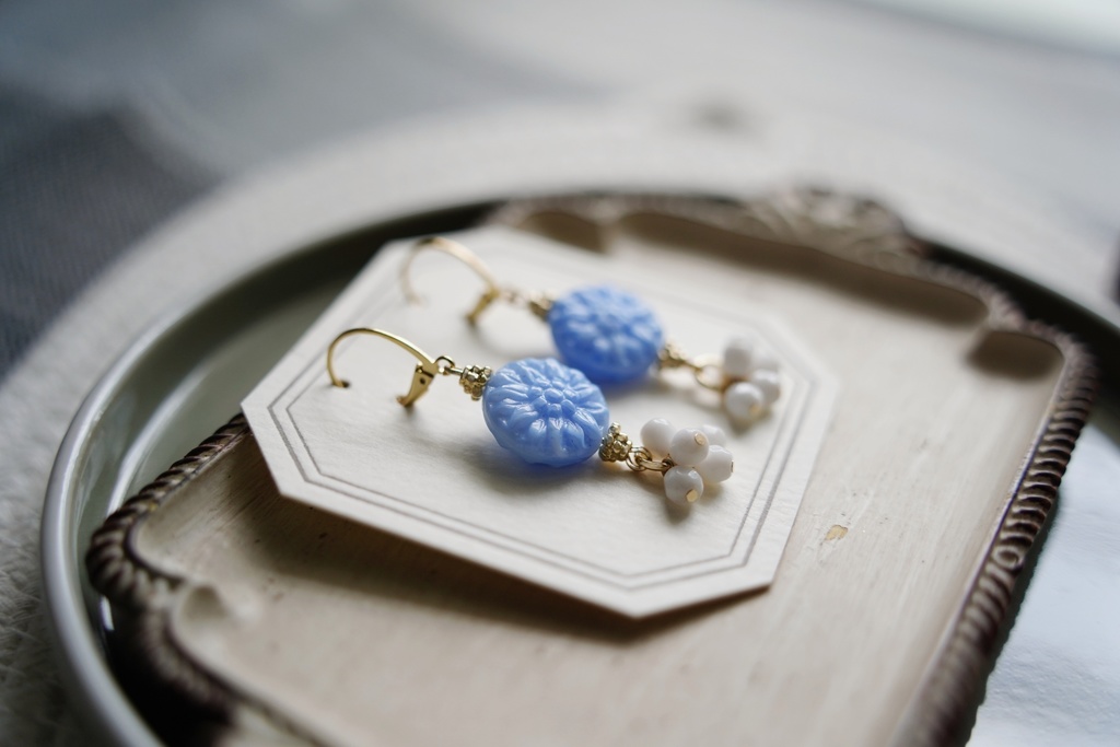 ダリアの花の耳飾り