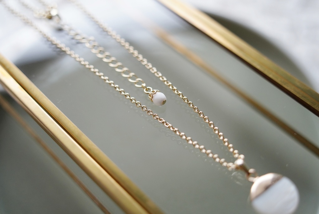 上弦の月の首飾り