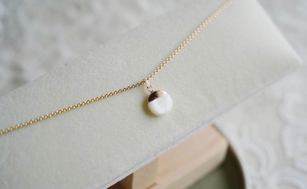 上弦の月の首飾り