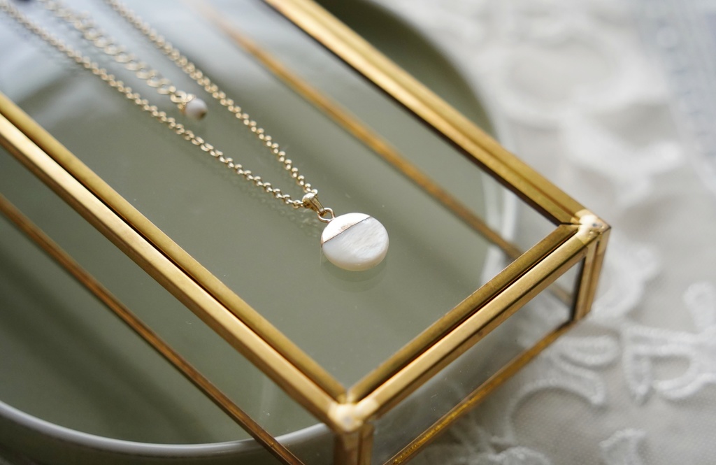 上弦の月の首飾り