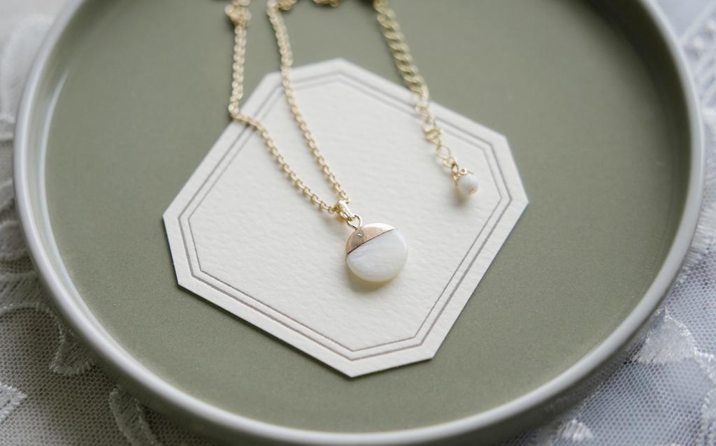 上弦の月の首飾り