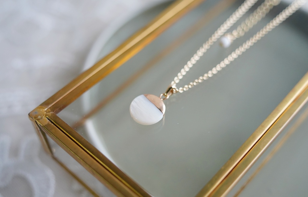 上弦の月の首飾り